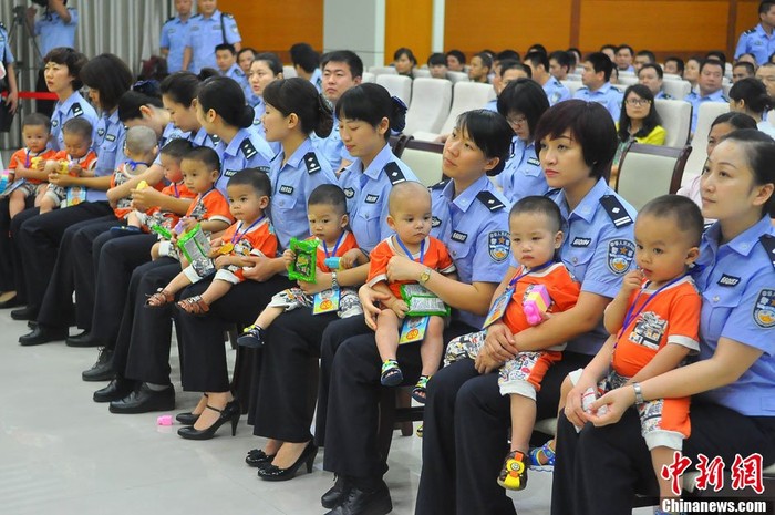 10 trẻ em Việt Nam bị bắt cóc bán sang Trung Quốc được giải cứu trước khi được bàn giao cho công an Việt Nam ngày hôm qua 3/5